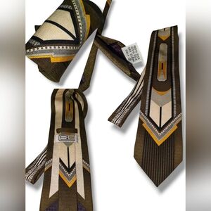 Stylish Geometric Brown Tie & Silk Pocket Square